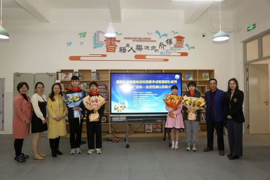 在野鹅塘，他邂逅了当地的风尘女子刘爱爱（桂纶镁饰演）